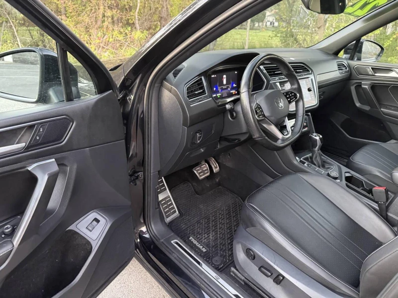 VW Tiguan R-line* Distronic* Пано* Подгреви, снимка 9 - Автомобили и джипове - 52318022