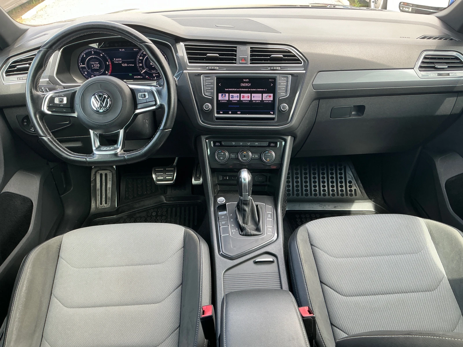 VW Tiguan 2.0 TDI R-Line, снимка 12 - Автомобили и джипове - 54883735
