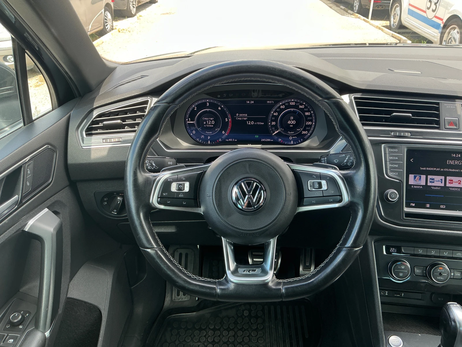 VW Tiguan 2.0 TDI R-Line, снимка 11 - Автомобили и джипове - 54883735