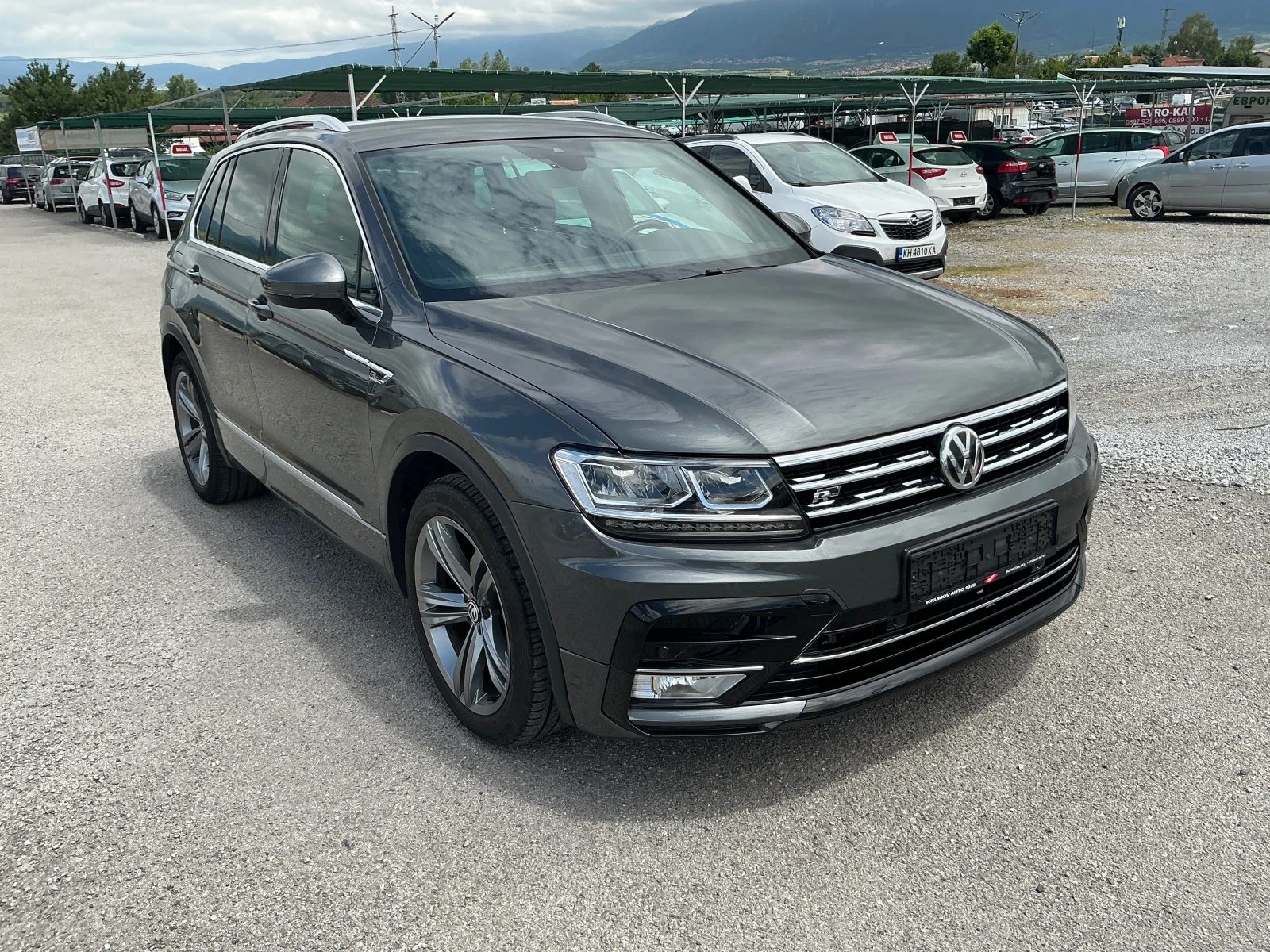 VW Tiguan 2.0 TDI R-Line, снимка 2 - Автомобили и джипове - 54883735