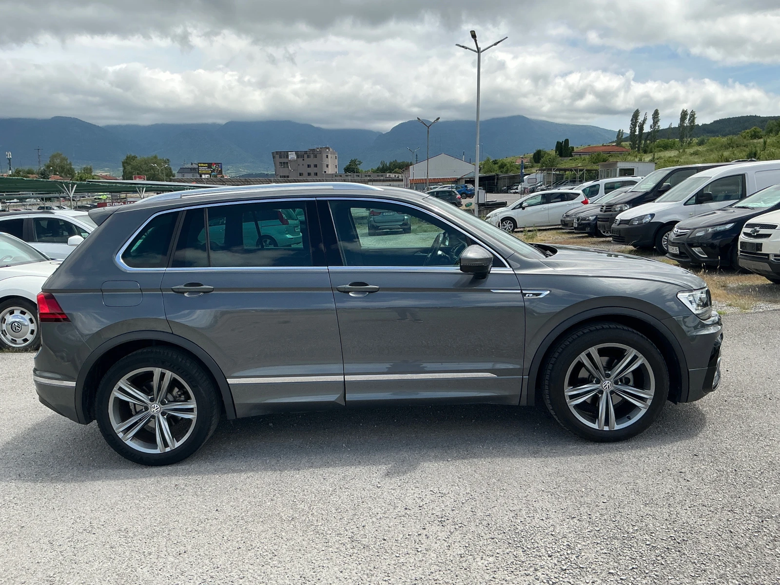 VW Tiguan 2.0 TDI R-Line, снимка 5 - Автомобили и джипове - 54883735