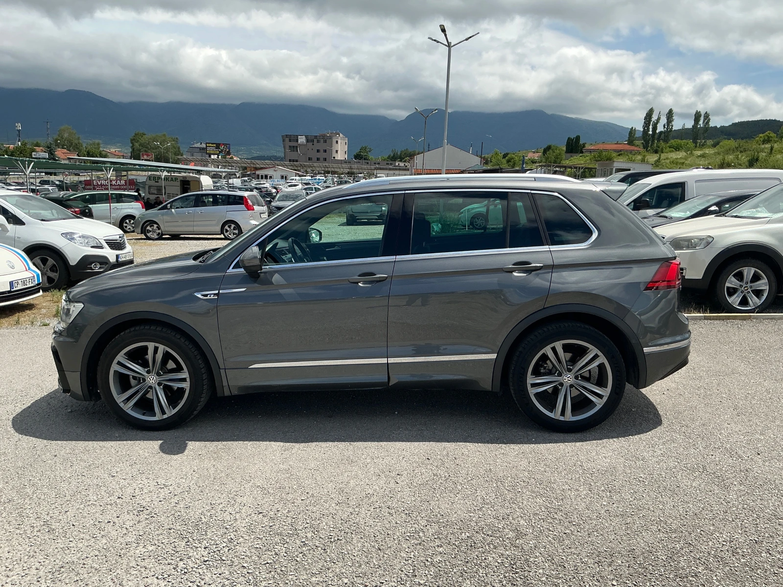 VW Tiguan 2.0 TDI R-Line, снимка 4 - Автомобили и джипове - 54883735