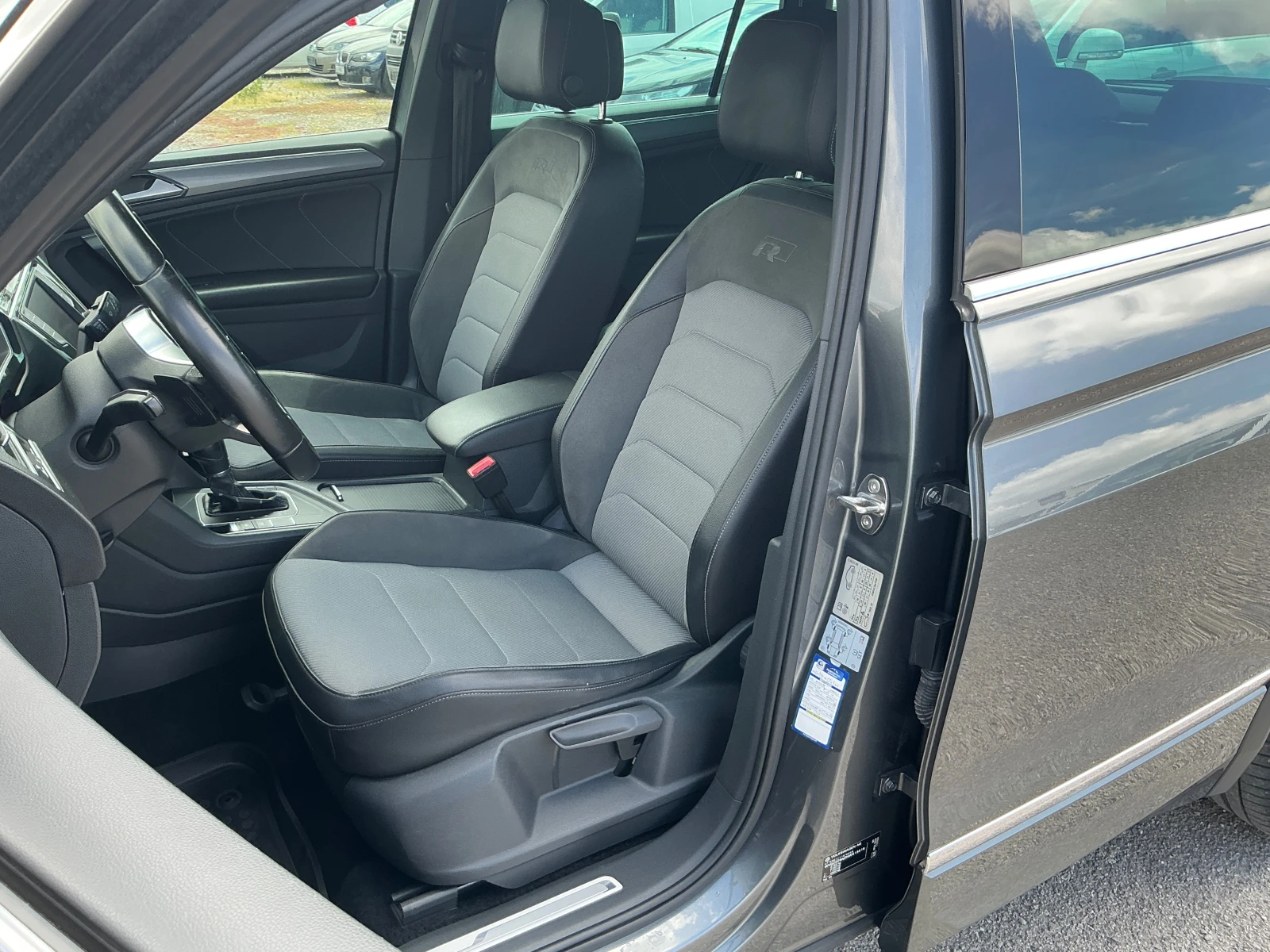 VW Tiguan 2.0 TDI R-Line, снимка 14 - Автомобили и джипове - 54883735