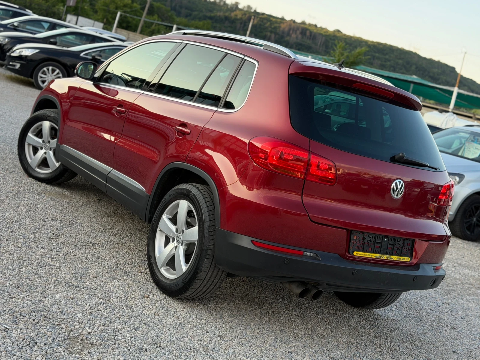 VW Tiguan 2.0TDI 140кс 6с НАВИ ПАНОРАМА АЛКАНТА СЕР-КНИЖКА , снимка 4 - Автомобили и джипове - 55197142