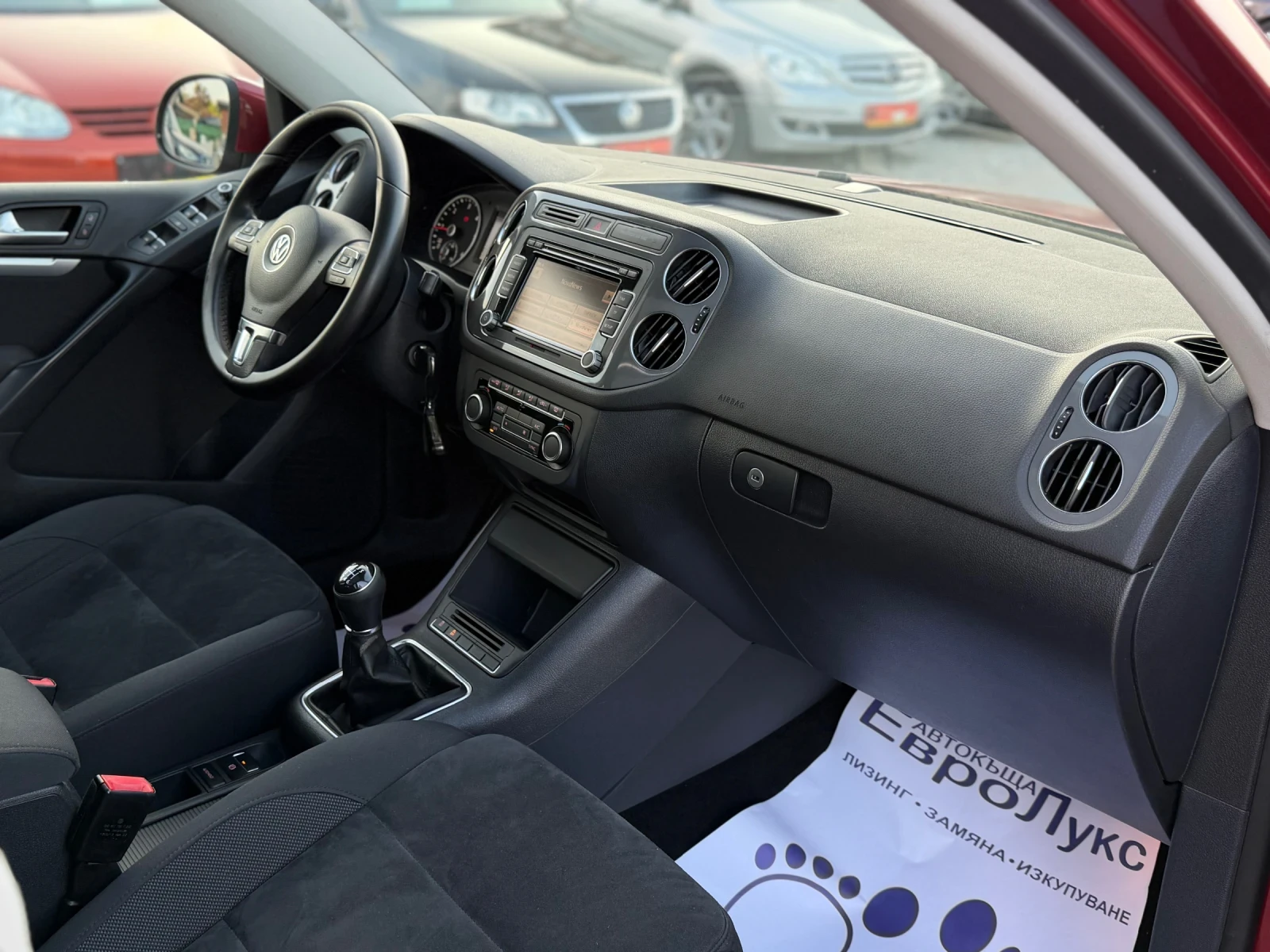 VW Tiguan 2.0TDI 140кс 6с НАВИ ПАНОРАМА АЛКАНТА СЕР-КНИЖКА , снимка 15 - Автомобили и джипове - 55197142