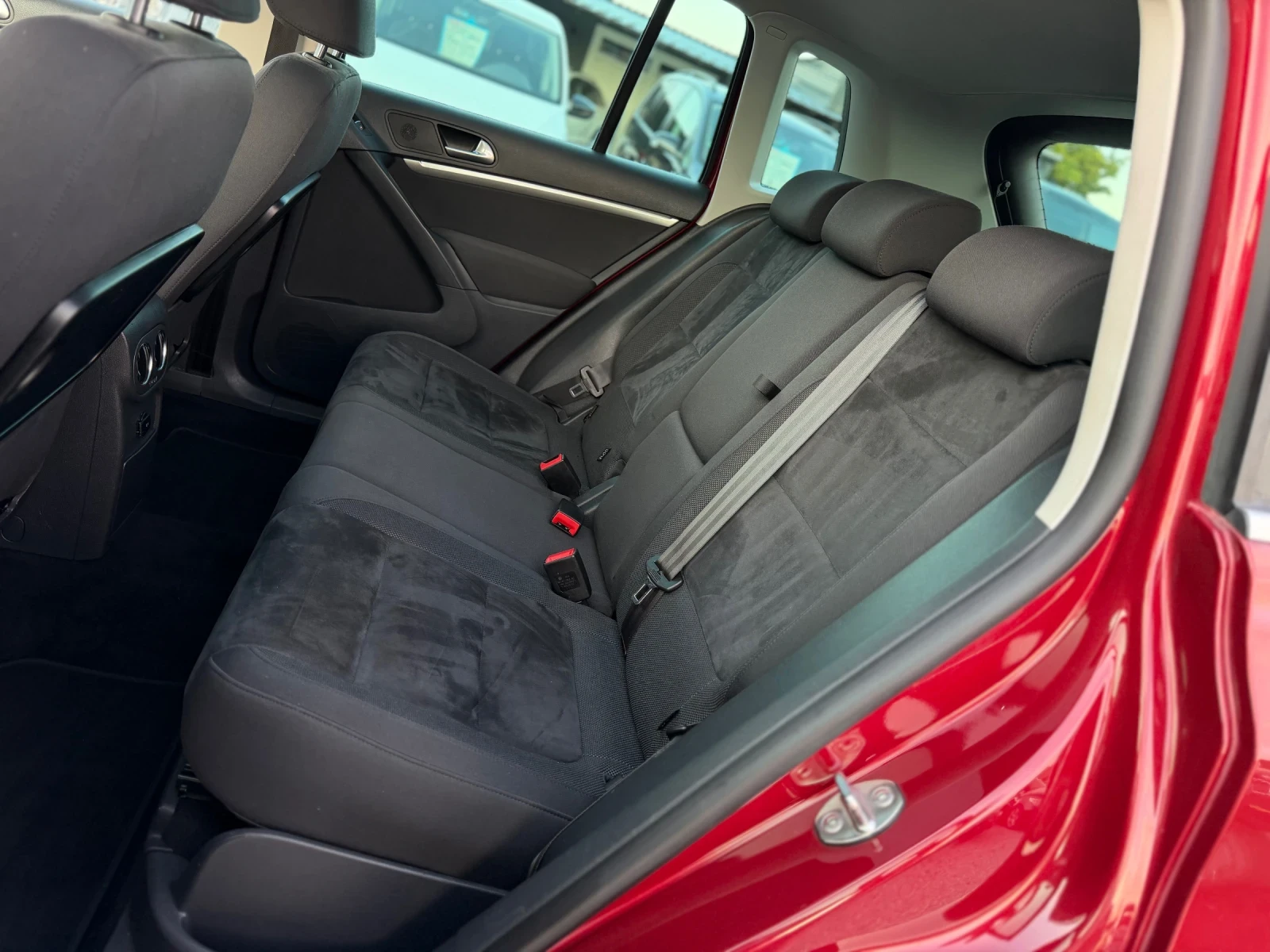 VW Tiguan 2.0TDI 140кс 6с НАВИ ПАНОРАМА АЛКАНТА СЕР-КНИЖКА , снимка 12 - Автомобили и джипове - 55197142