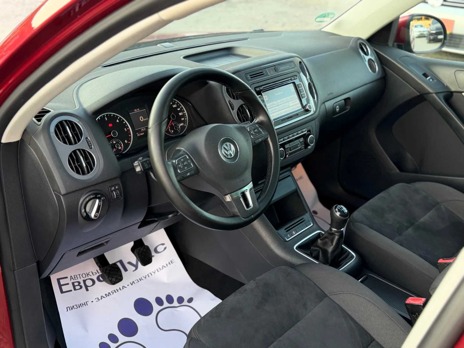 VW Tiguan 2.0TDI 140кс 6с НАВИ ПАНОРАМА АЛКАНТА СЕР-КНИЖКА , снимка 10 - Автомобили и джипове - 55197142