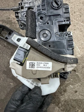 Kia Ceed III 2019г комби задна лява брава за централно заключване 81410-J7000, снимка 4