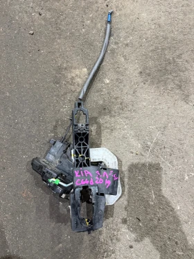 Kia Ceed III 2019г комби задна лява брава за централно заключване 81410-J7000, снимка 2 - Части - 53421137