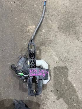 Kia Ceed III 2019г комби задна лява брава за централно заключване 81410-J7000