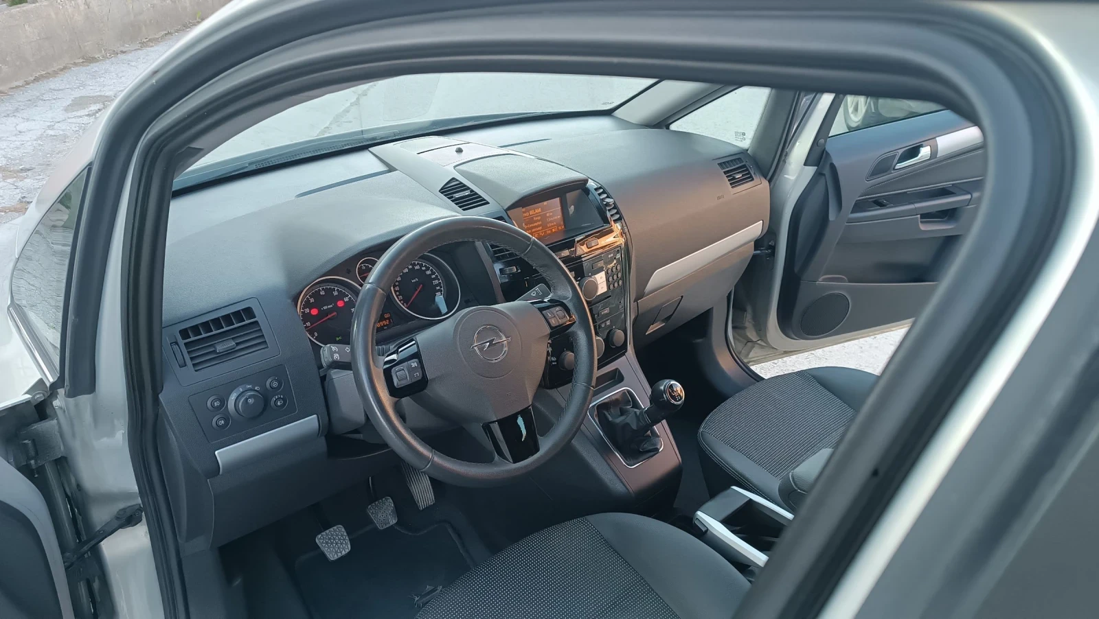 Opel Zafira 1.8 космо в топ състояние докаран на ход , снимка 13 - Автомобили и джипове - 54130411