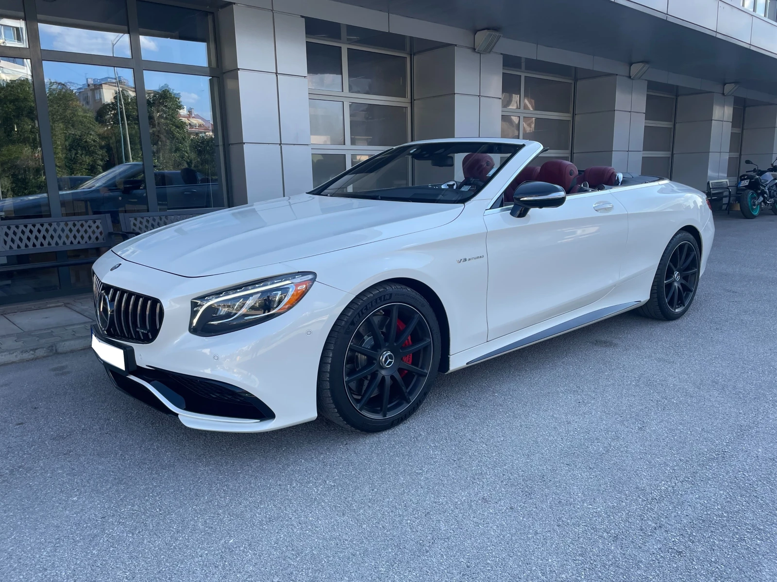 Mercedes-Benz S 63 AMG Cabriolet 4MATIC Бяла перла с червен таван, снимка 3 - Автомобили и джипове - 54670391