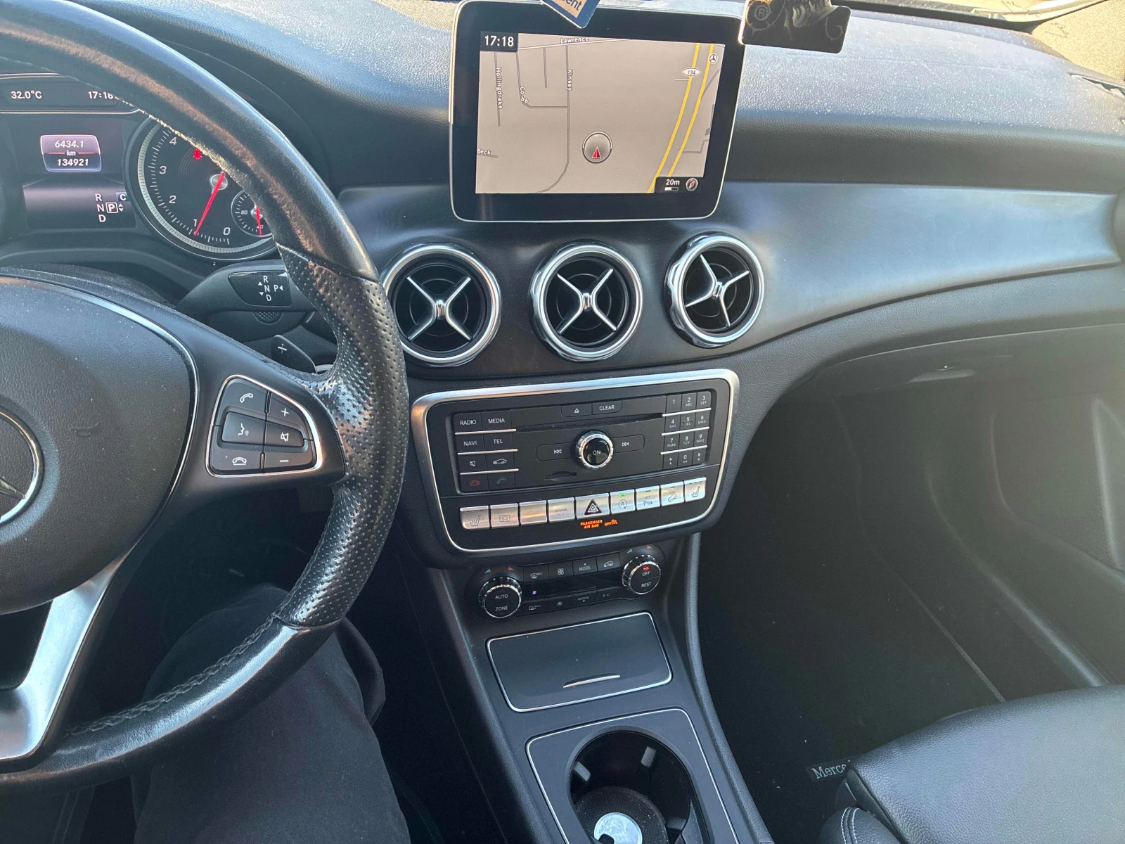 Mercedes-Benz GLA 250  * CARFAX * ОПЦИЯ ЗА ФИНАНСИРАНЕ, снимка 9 - Автомобили и джипове - 56156432