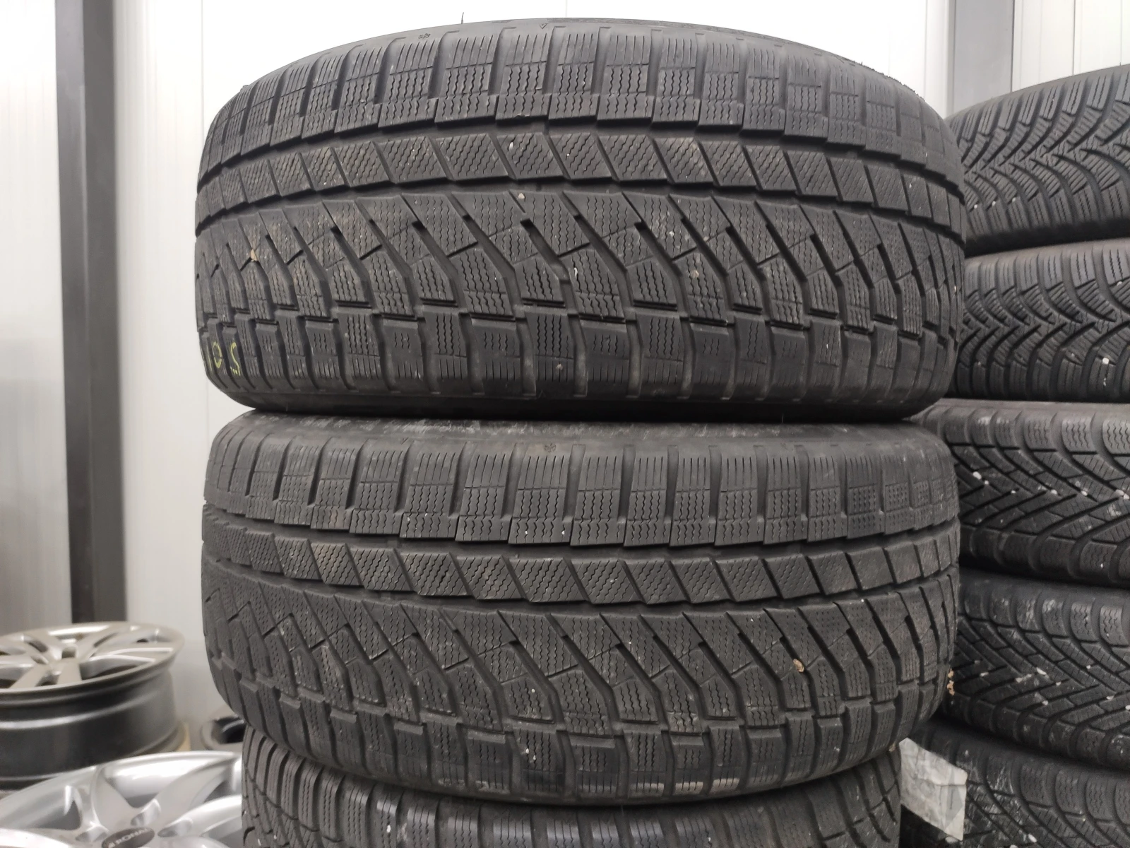 Гуми Зимни 255/45R19, снимка 5 - Гуми и джанти - 55492208