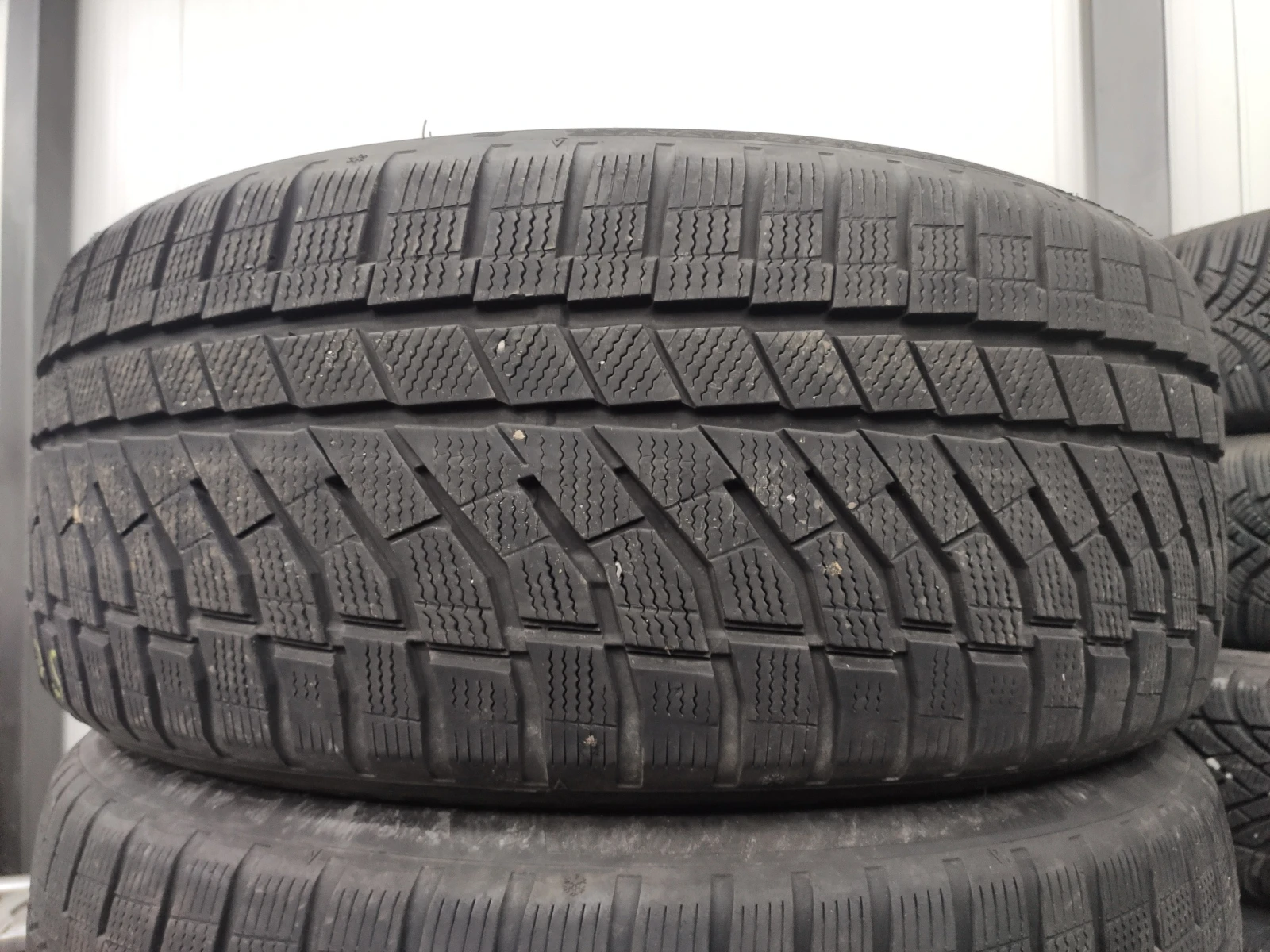 Гуми Зимни 255/45R19, снимка 3 - Гуми и джанти - 55492208