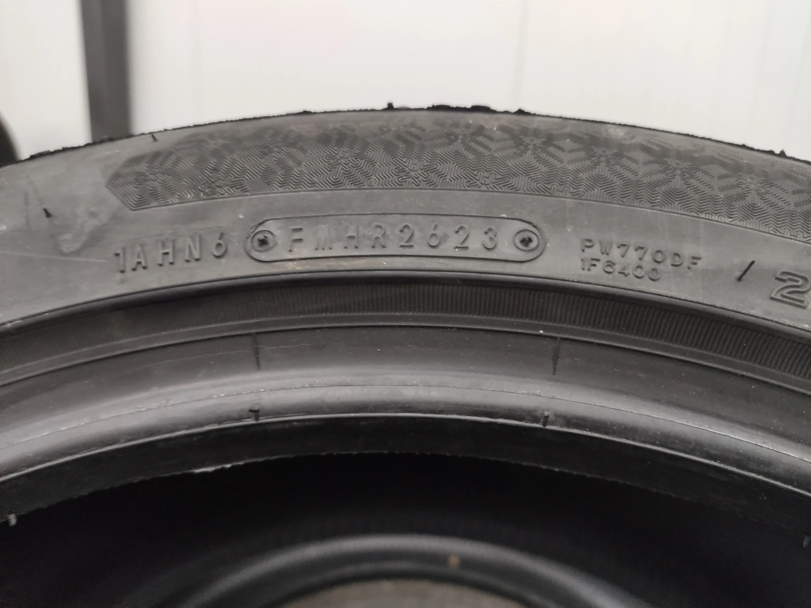 Гуми Зимни 255/45R19, снимка 9 - Гуми и джанти - 55492208