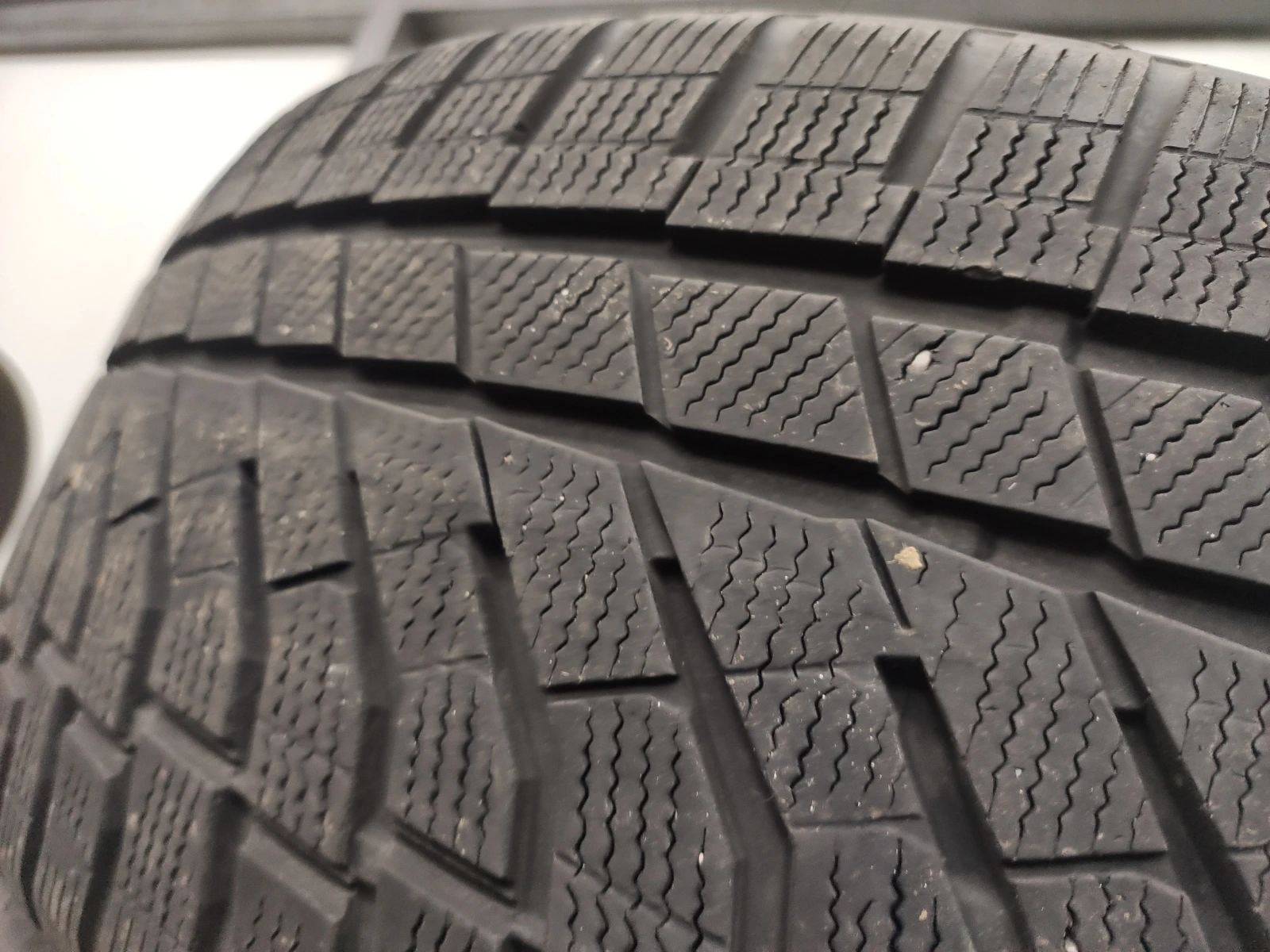 Гуми Зимни 255/45R19, снимка 2 - Гуми и джанти - 55492208