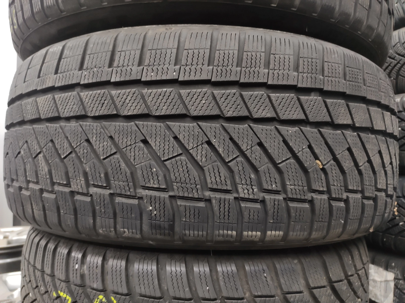 Гуми Зимни 255/45R19, снимка 4 - Гуми и джанти - 55492208