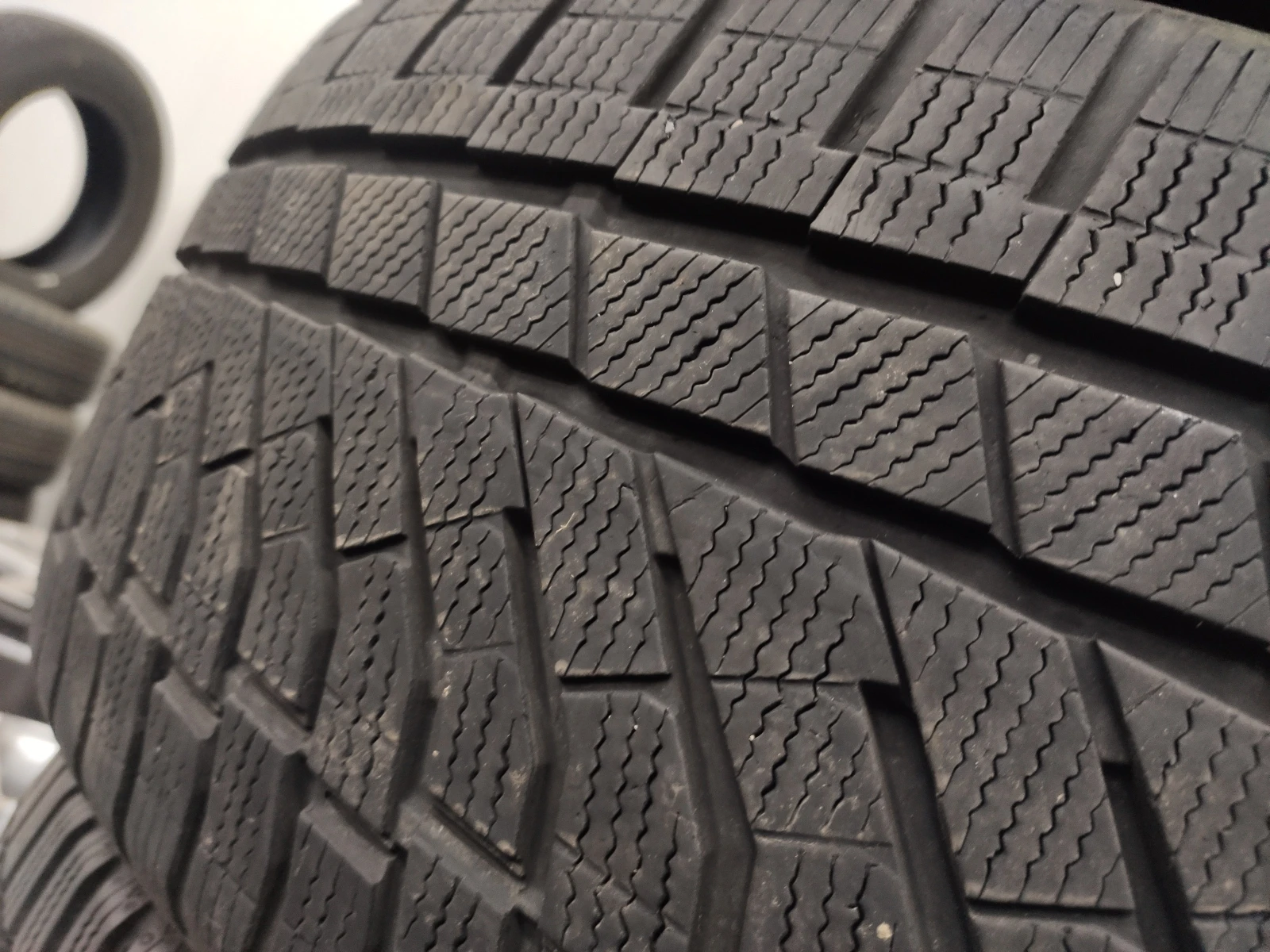 Гуми Зимни 255/45R19