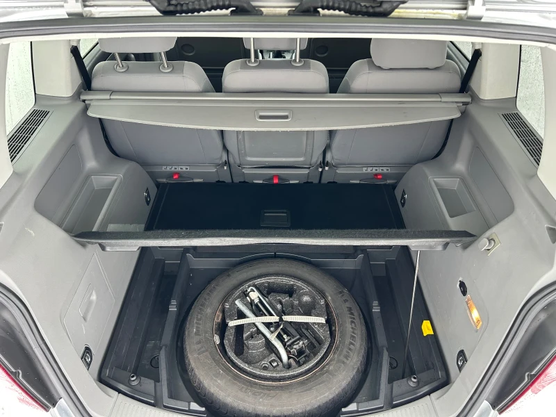 VW Touran 1.9 TDi, снимка 13 - Автомобили и джипове - 53186232