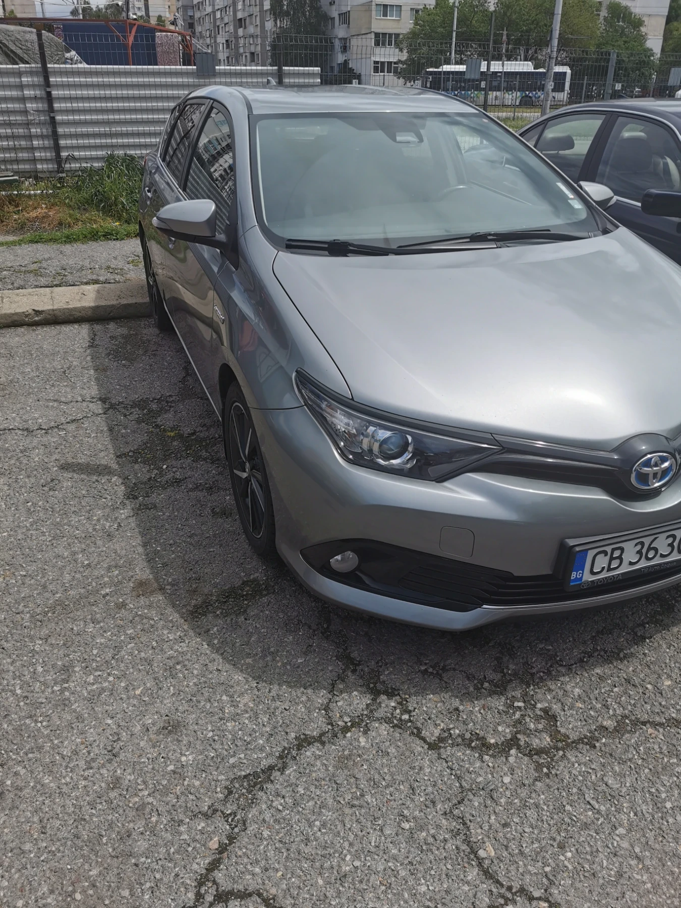 Toyota Auris Закупена нова от БГ, пълна сервизна история Хибрид - изображение 2