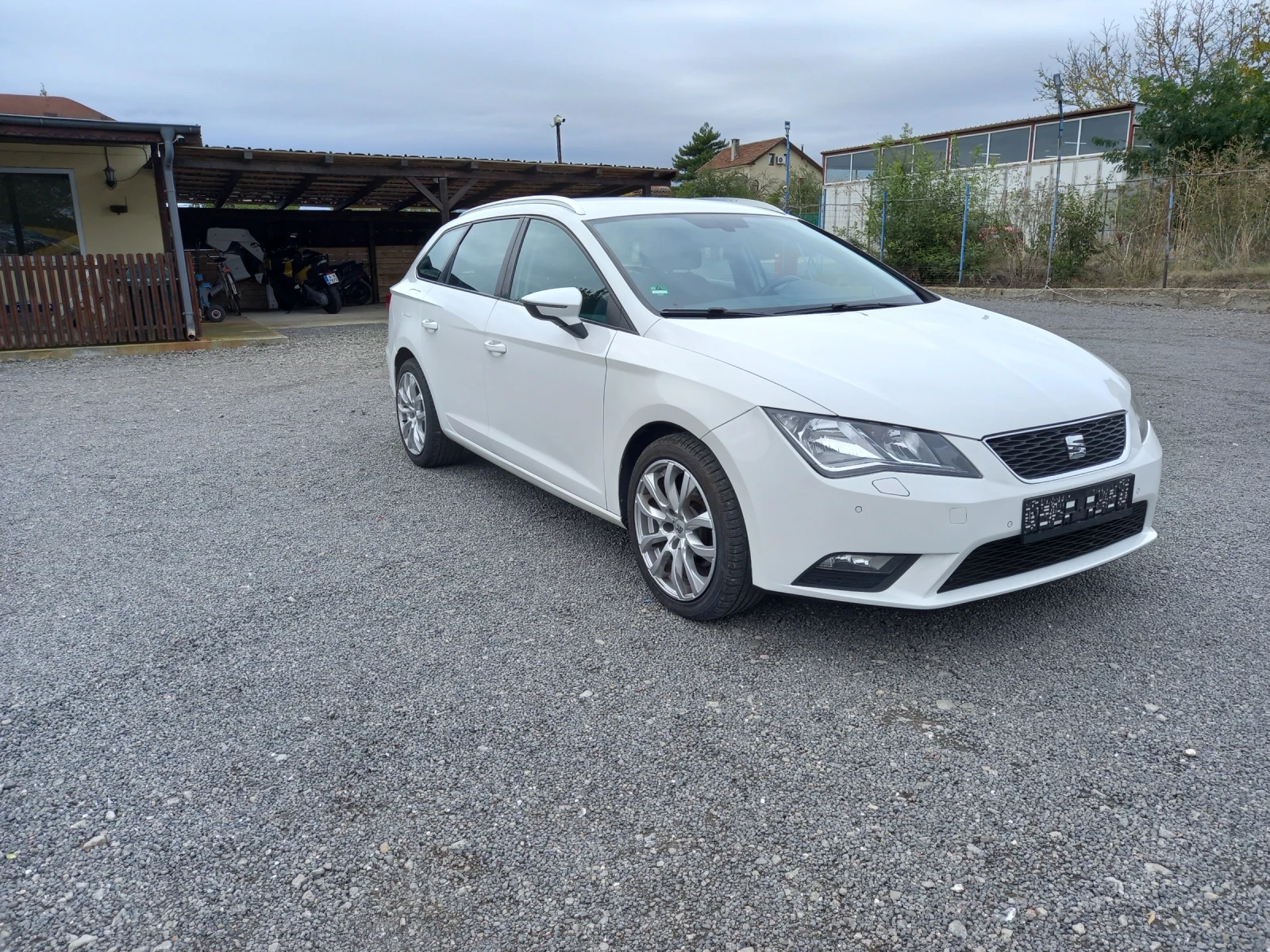 Seat Leon ST  2.0TDI  DSG - изображение 2