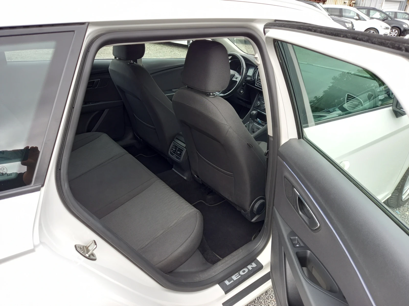 Seat Leon ST  2.0TDI  DSG - изображение 10