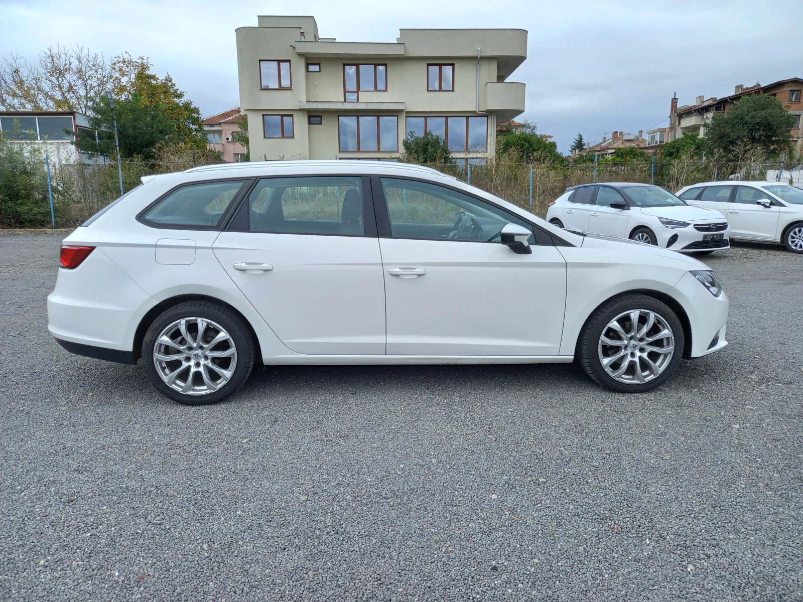 Seat Leon ST  2.0TDI  DSG - изображение 3