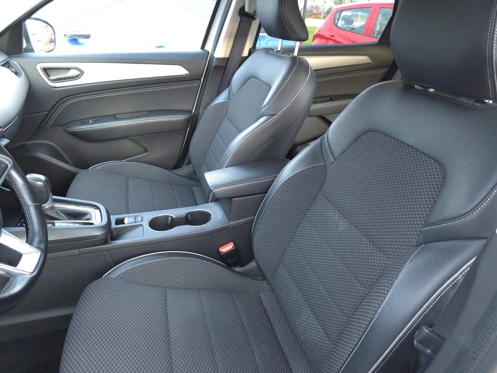 Renault Arkana 1.6 E-Tech Hybrid Бяла Перла| Навигация| Камера, снимка 10 - Автомобили и джипове - 53864281