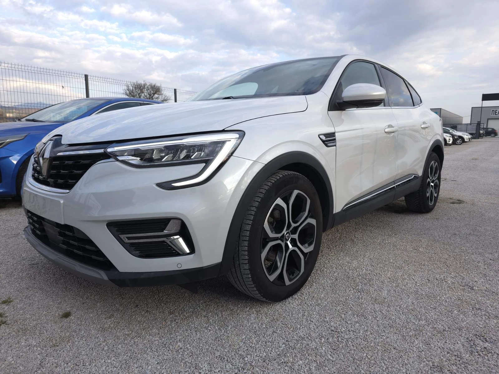 Renault Arkana 1.6 E-Tech Hybrid Бяла Перла| Навигация| Камера, снимка 2 - Автомобили и джипове - 53864281