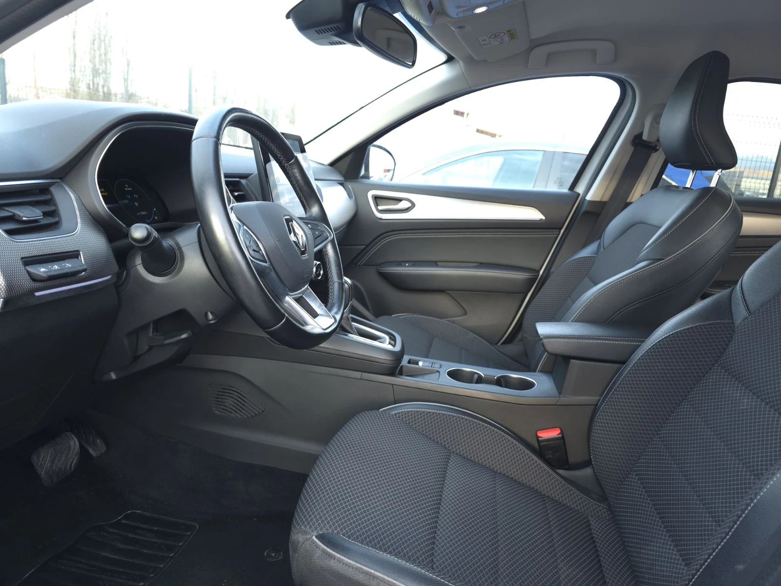 Renault Arkana 1.6 E-Tech Hybrid Бяла Перла| Навигация| Камера, снимка 11 - Автомобили и джипове - 53864281