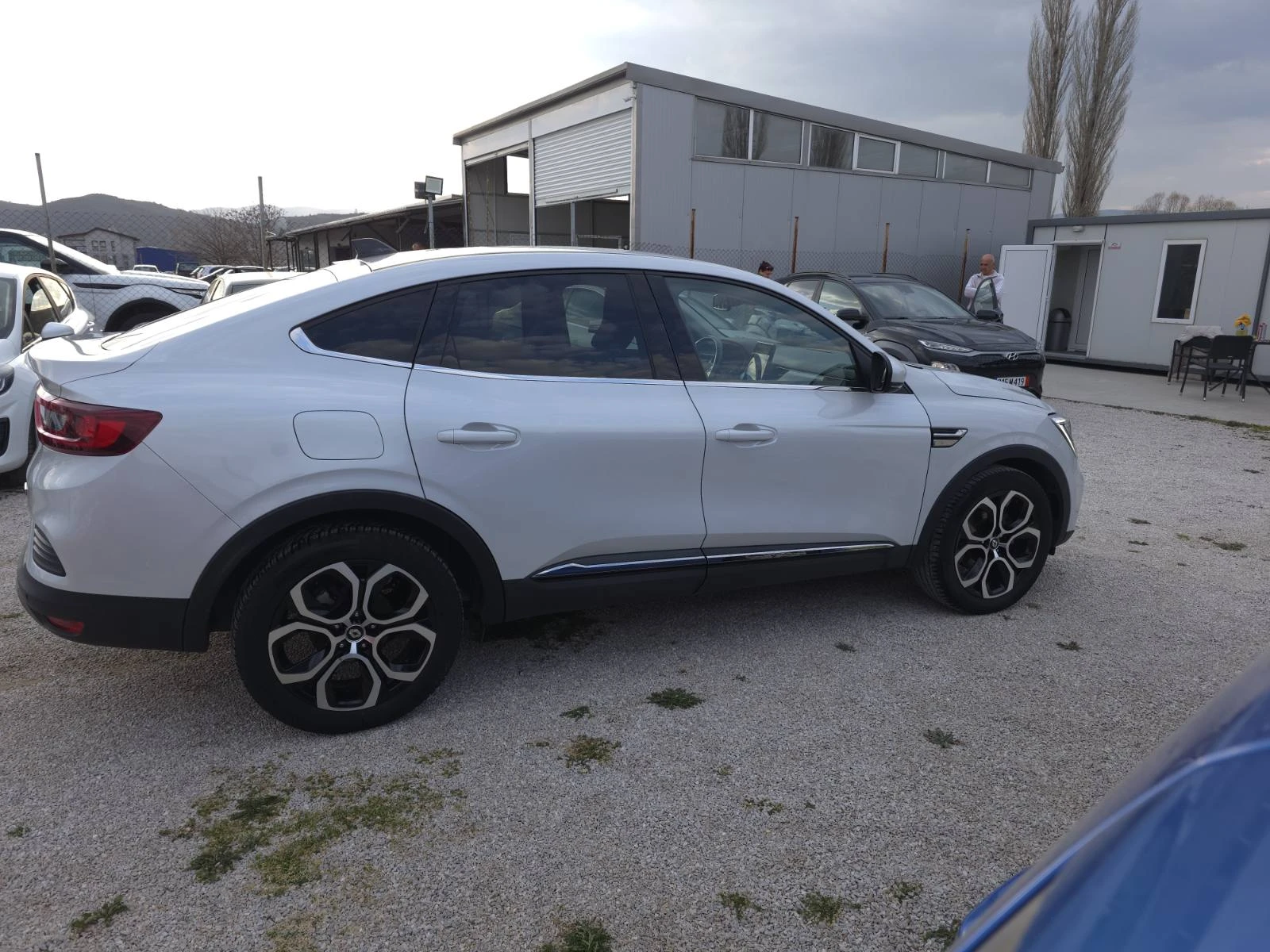 Renault Arkana 1.6 E-Tech Hybrid Бяла Перла| Навигация| Камера, снимка 5 - Автомобили и джипове - 53864281