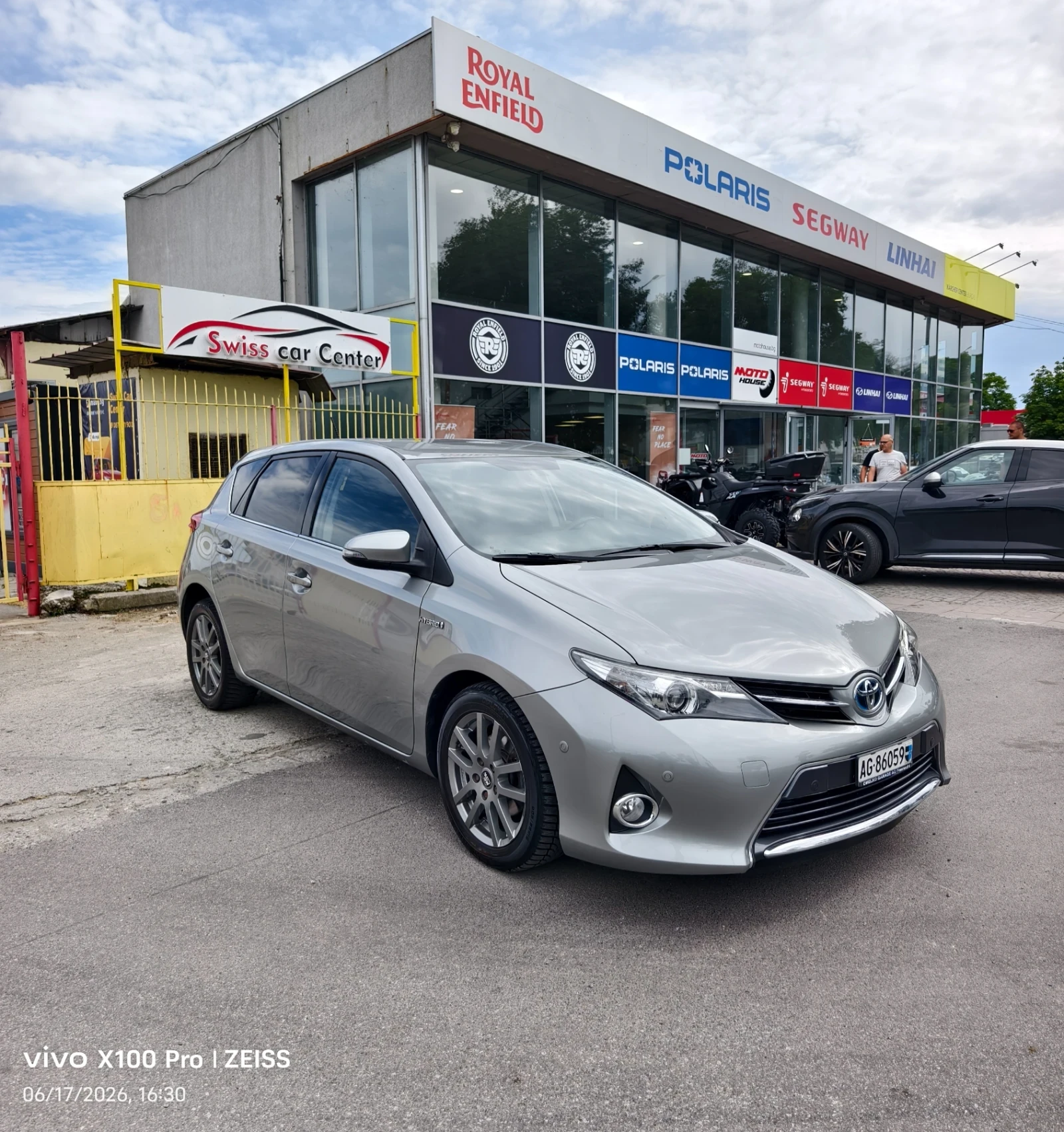 Toyota Auris 1.8HSD Swiss Aut., снимка 3 - Автомобили и джипове - 54739237