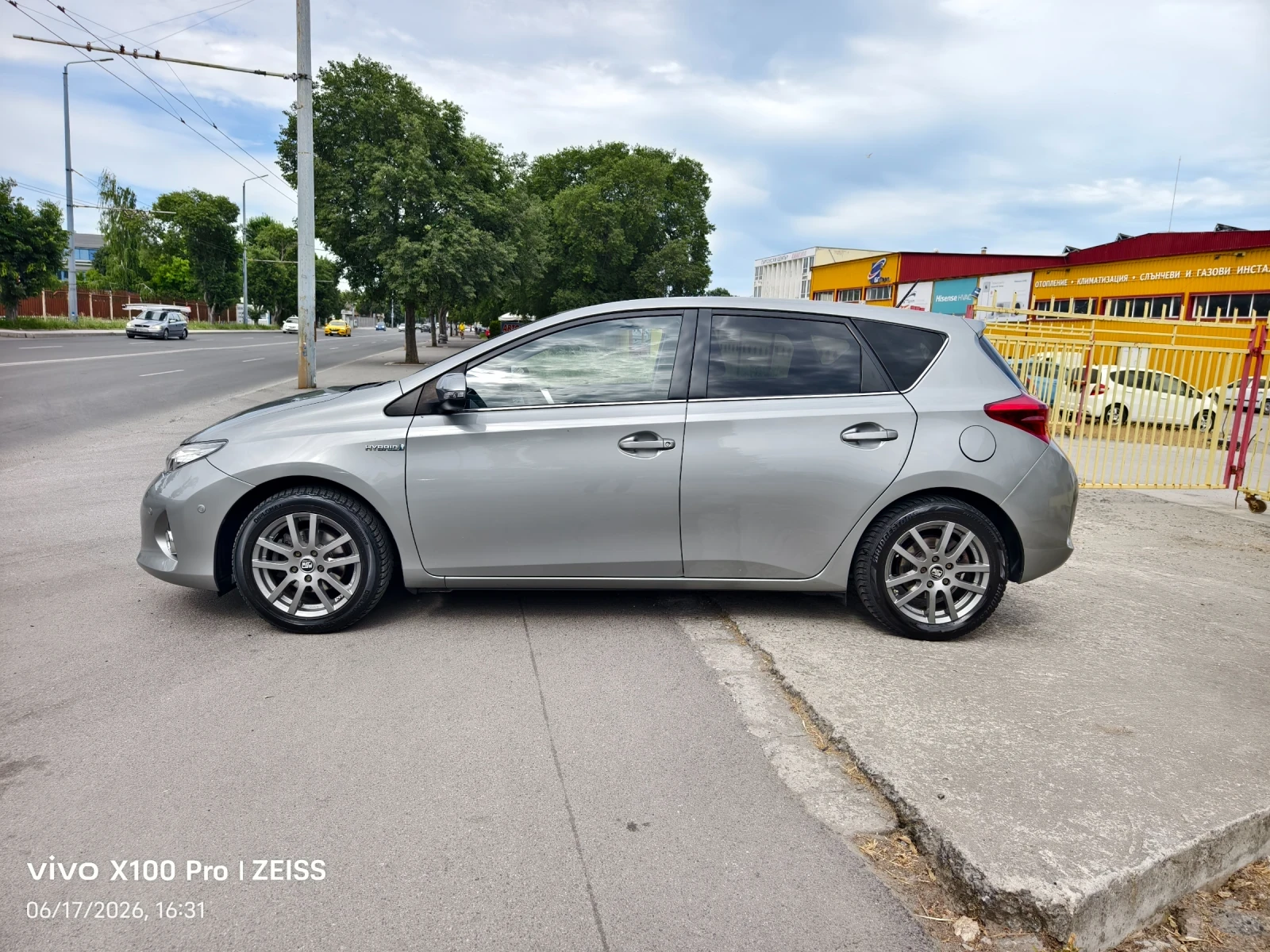 Toyota Auris 1.8HSD Swiss Aut., снимка 7 - Автомобили и джипове - 54739237