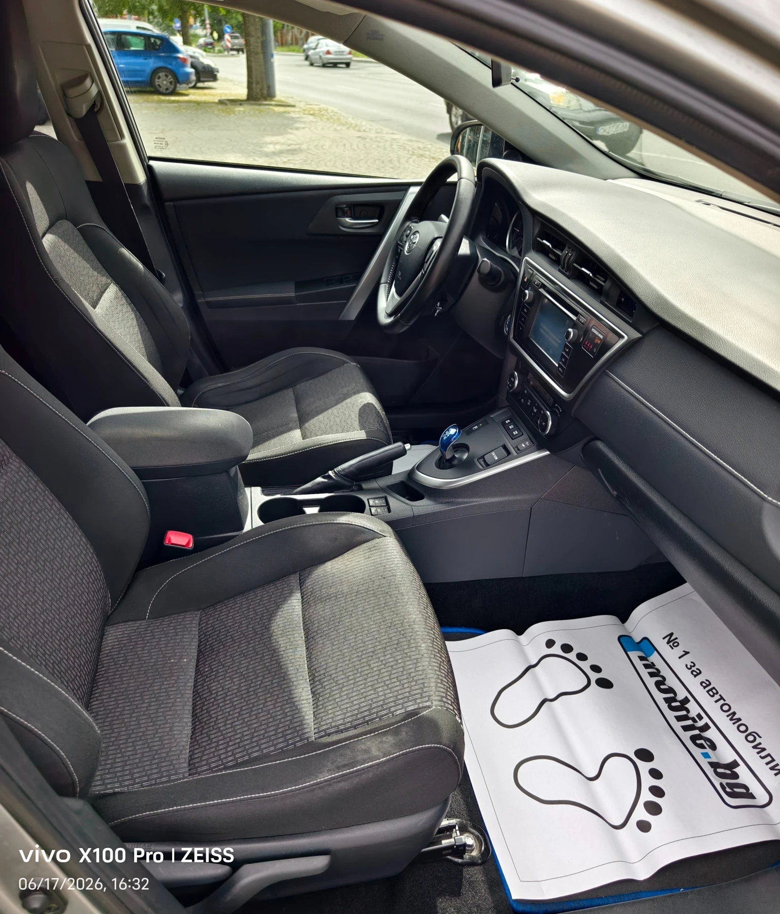 Toyota Auris 1.8HSD Swiss Aut., снимка 16 - Автомобили и джипове - 54739237