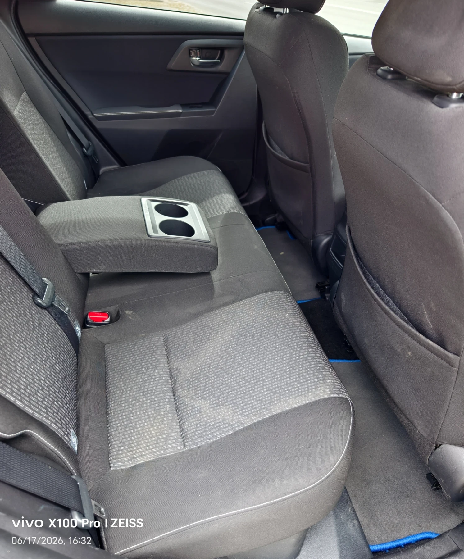 Toyota Auris 1.8HSD Swiss Aut., снимка 17 - Автомобили и джипове - 54739237