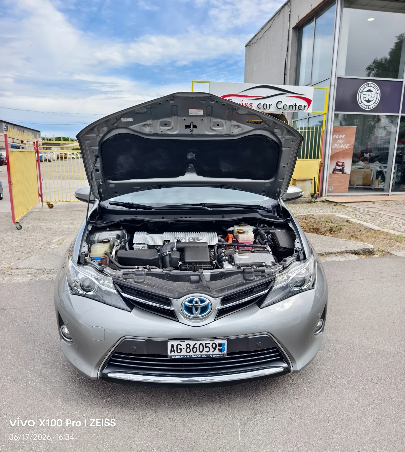 Toyota Auris 1.8HSD Swiss Aut., снимка 8 - Автомобили и джипове - 54739237