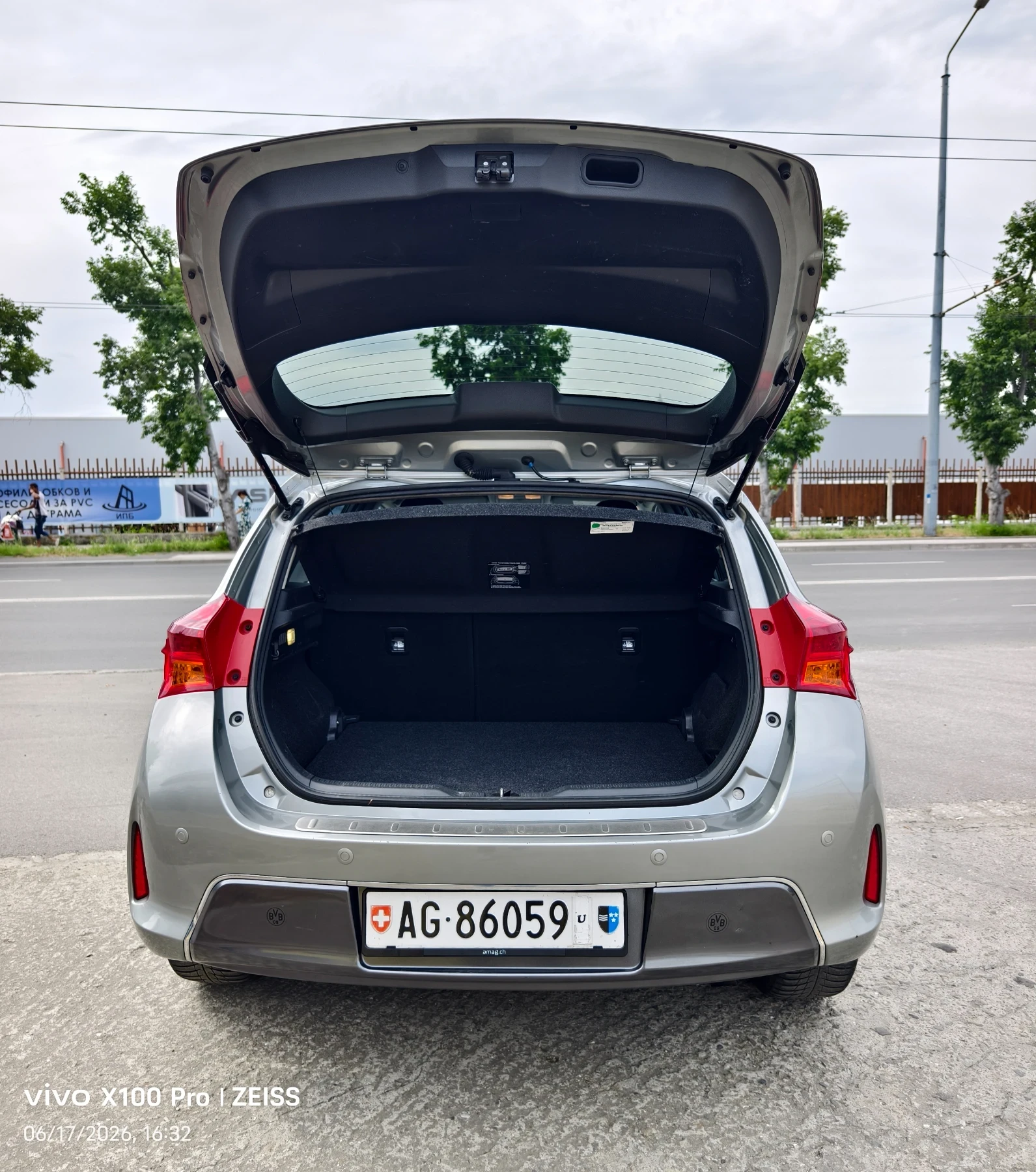 Toyota Auris 1.8HSD Swiss Aut., снимка 9 - Автомобили и джипове - 54739237