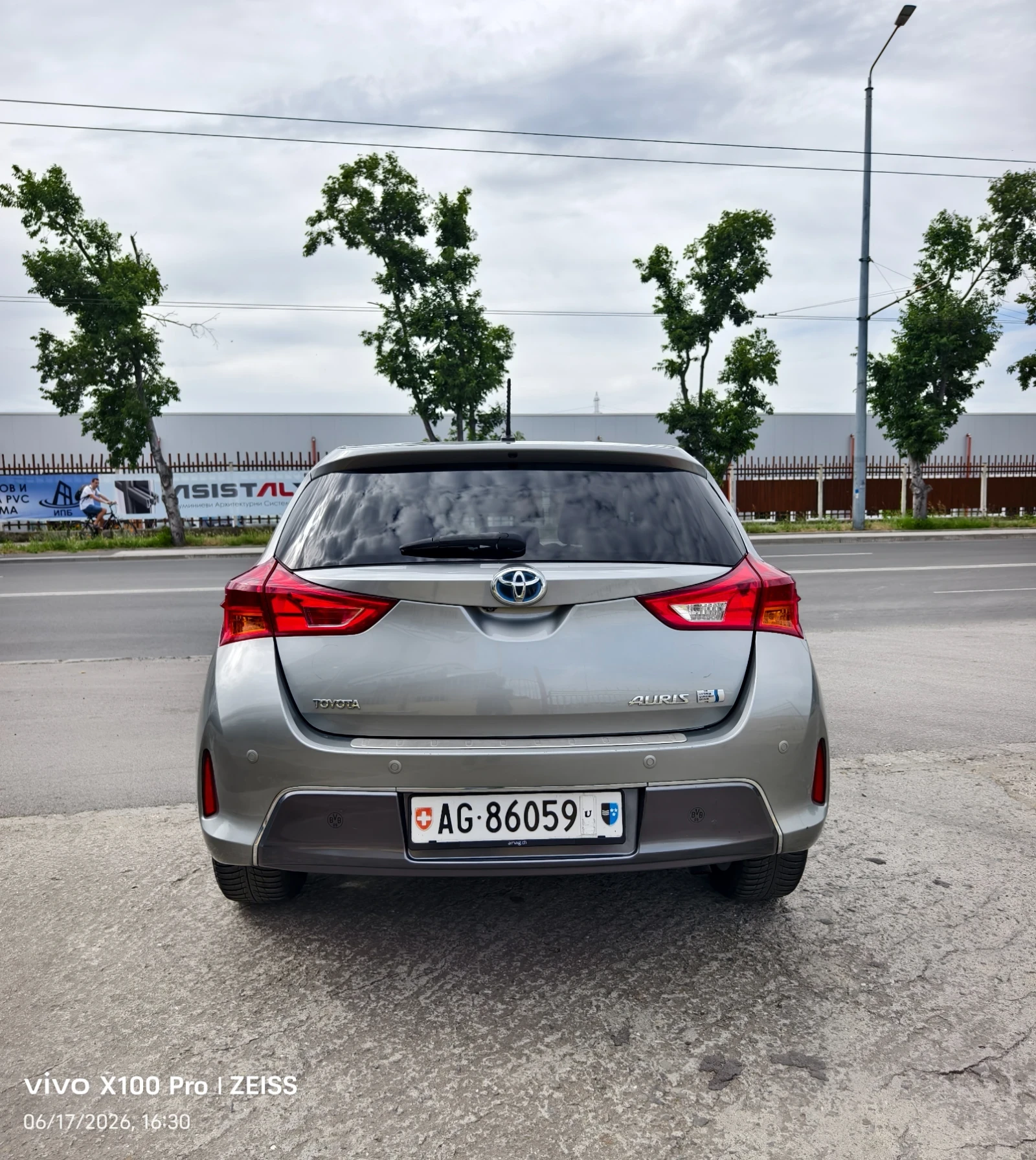 Toyota Auris 1.8HSD Swiss Aut., снимка 5 - Автомобили и джипове - 54739237