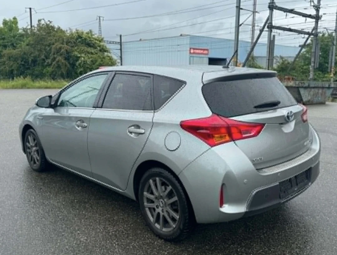 Toyota Auris 1.8HSD Swiss Aut., снимка 4 - Автомобили и джипове - 54739237