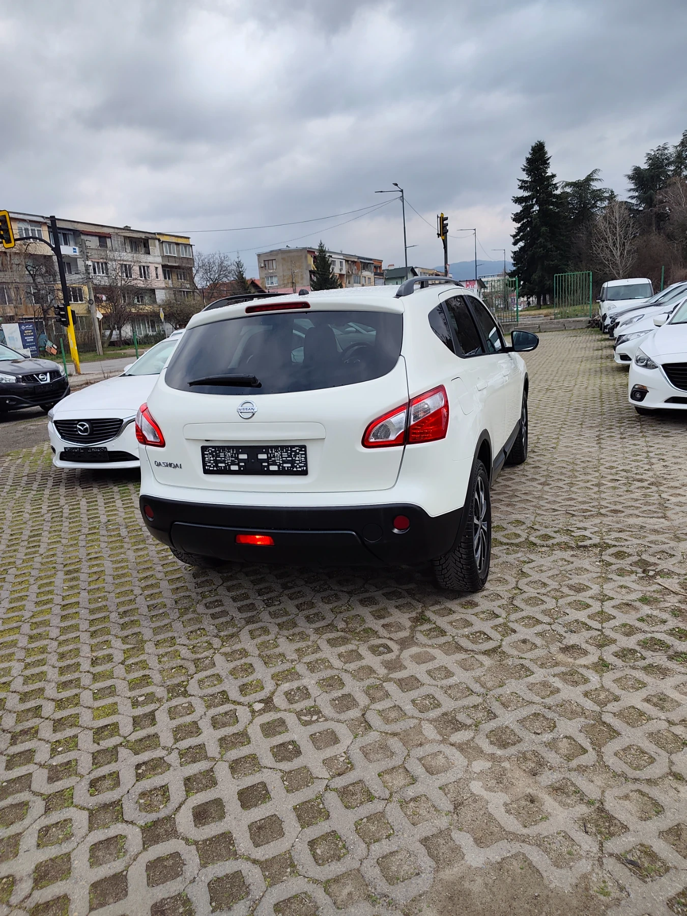 Nissan Qashqai 2.0 automatic kamera panorama navi facelift ., снимка 8 - Автомобили и джипове - 53974384