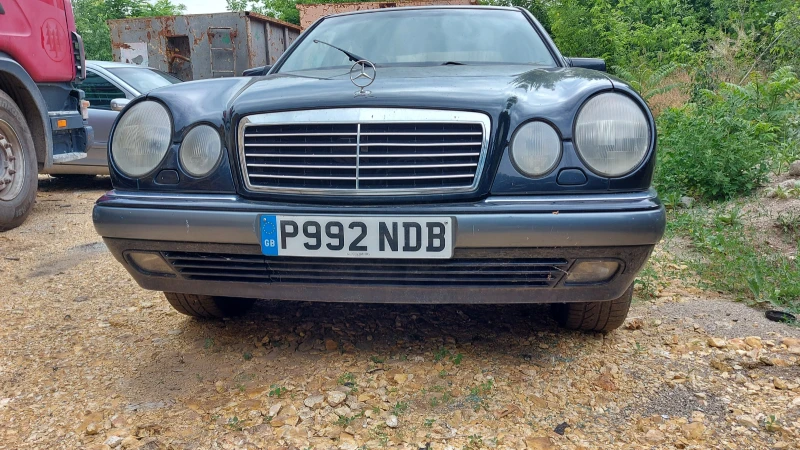 Mercedes-Benz E 300 3.0тд, снимка 2 - Автомобили и джипове - 37496011