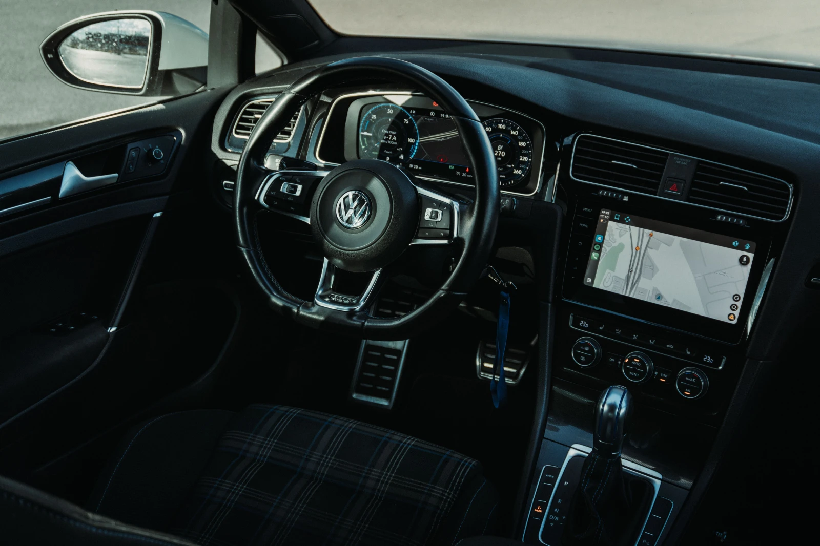 VW Golf GTE 40th Anniversary - изображение 8