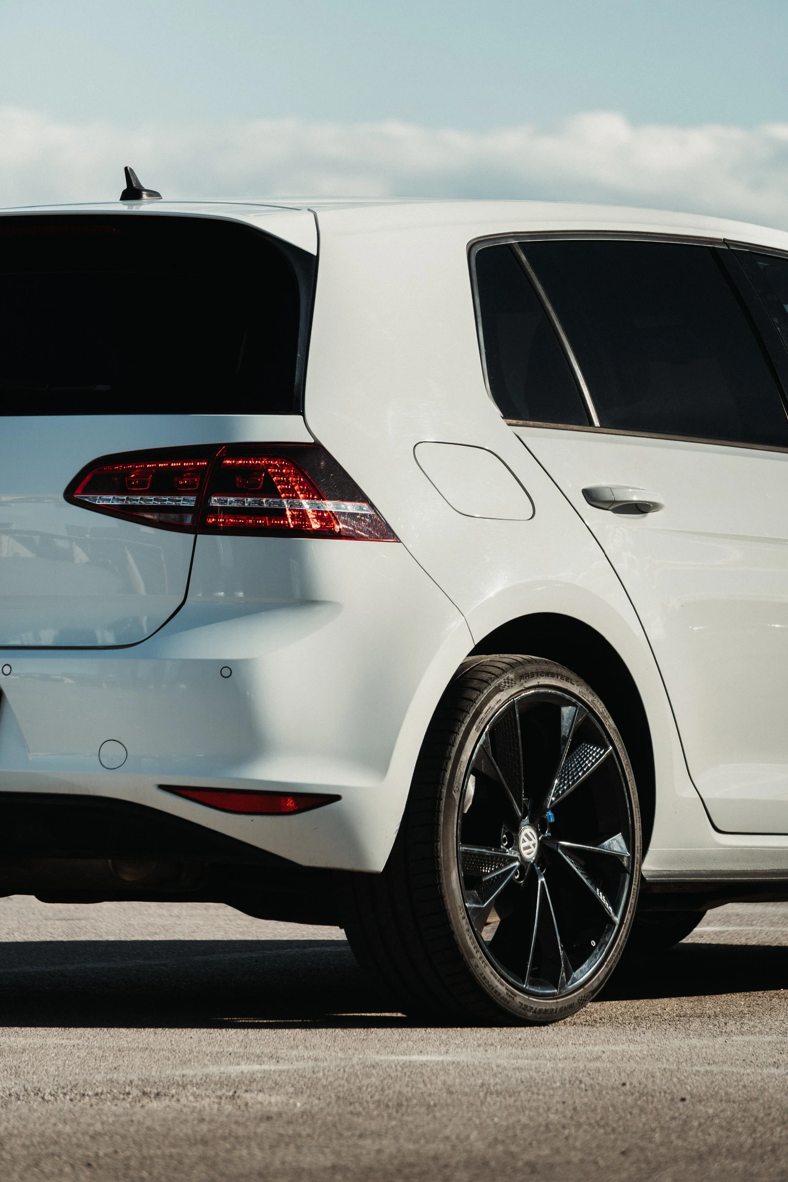 VW Golf GTE 40th Anniversary - изображение 6