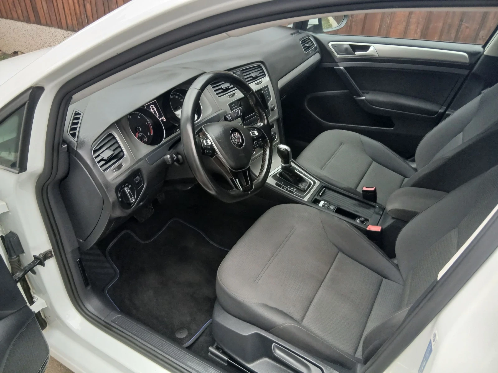 VW Golf 1.6 TDi 110hp Automatic, снимка 12 - Автомобили и джипове - 56451825
