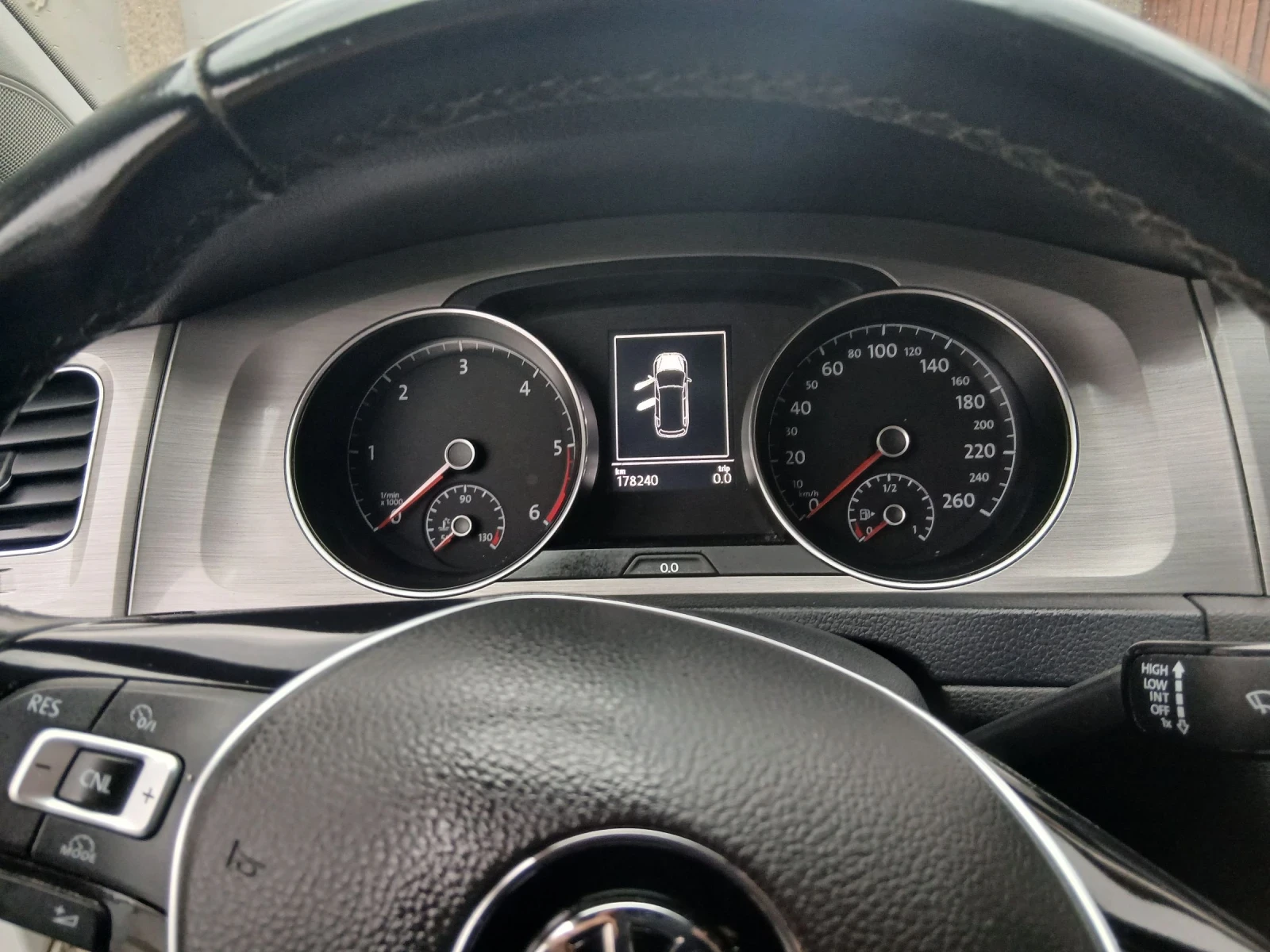 VW Golf 1.6 TDi 110hp Automatic, снимка 16 - Автомобили и джипове - 56451825