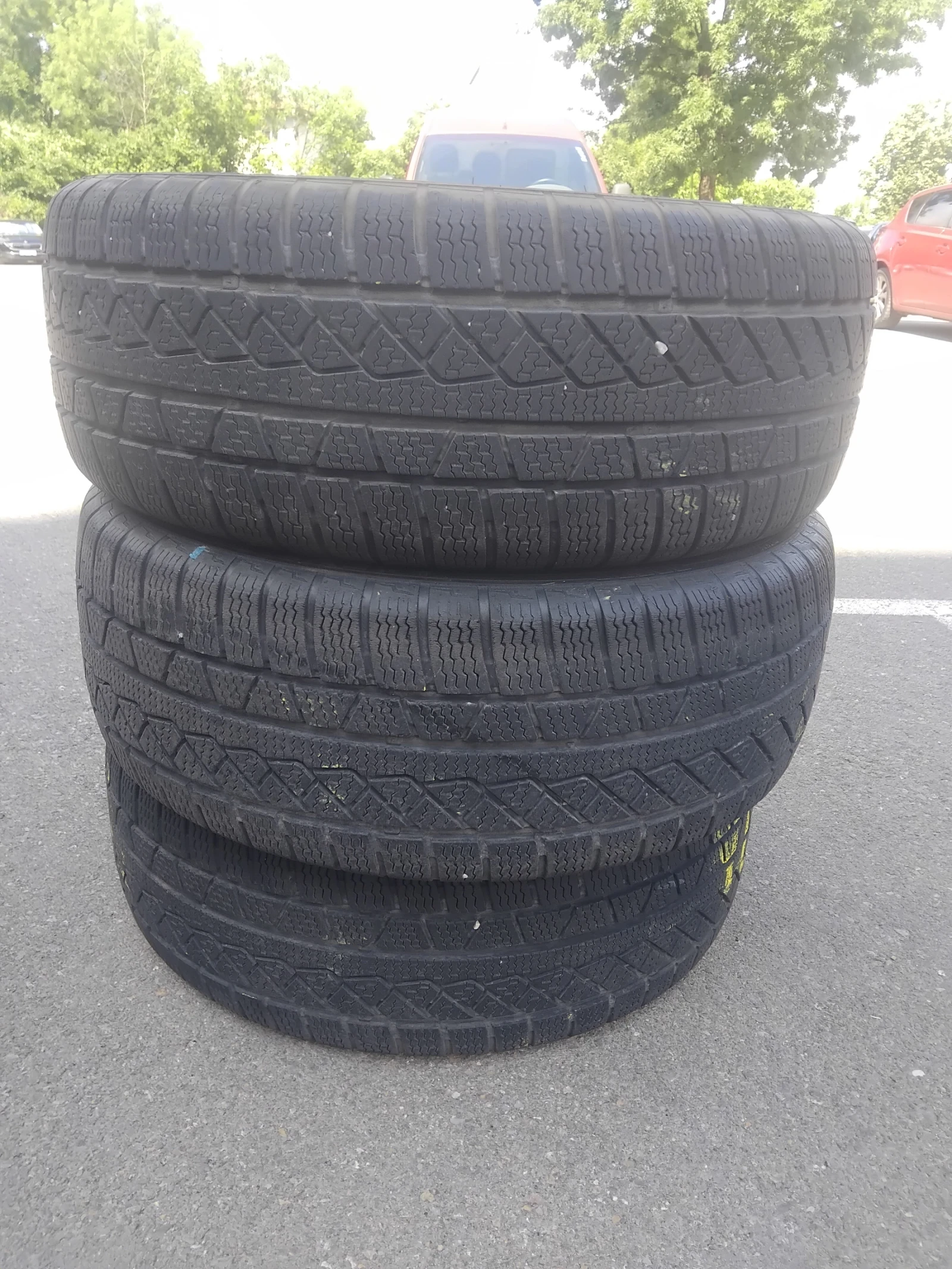 Nissan Qashqai 3броя гуми за джип 40 евро за всичк225/45R19 Зимни, снимка 2 - Автомобили и джипове - 54954593