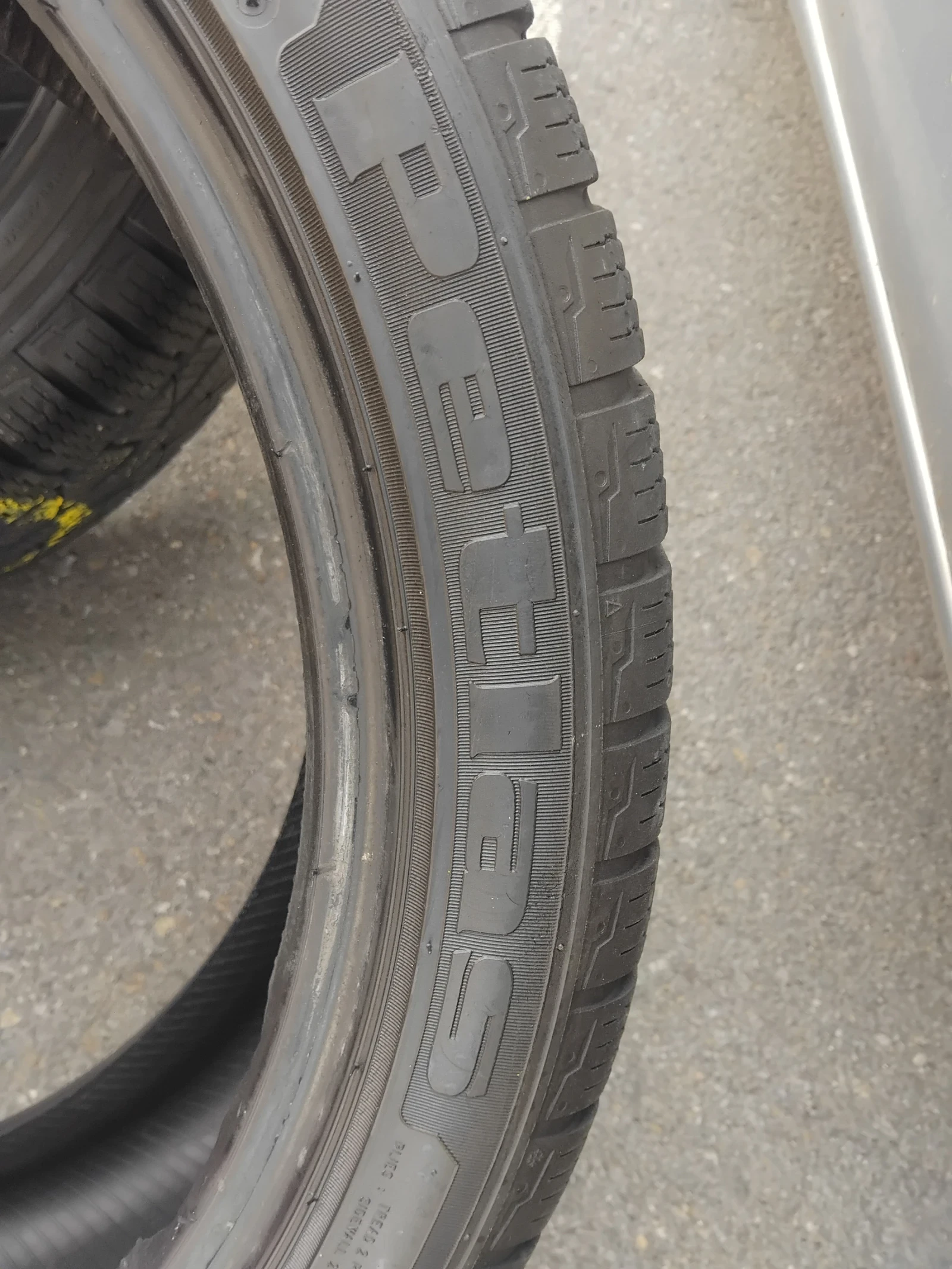 Nissan Qashqai 3броя гуми за джип 40 евро за всичк225/45R19 Зимни, снимка 4 - Автомобили и джипове - 54954593