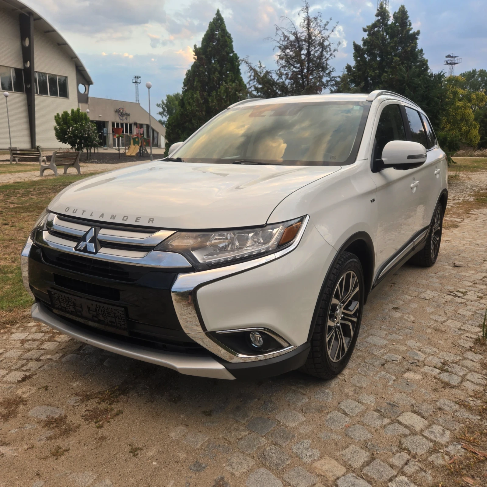 Mitsubishi Outlander 3.0L GT S-AWC PLATINUM FULLY EQUIPPED, снимка 2 - Автомобили и джипове - 55582885