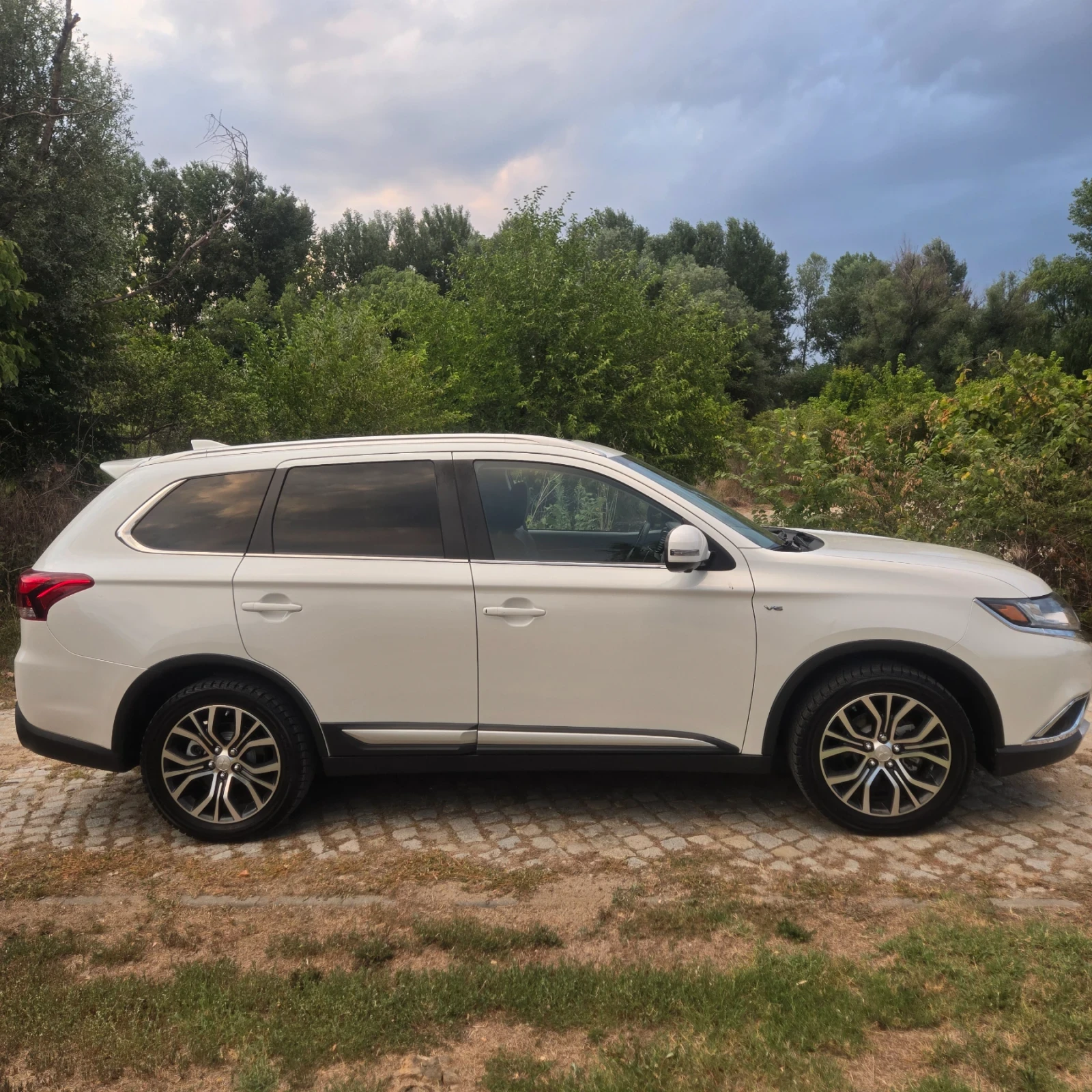 Mitsubishi Outlander 3.0L GT S-AWC PLATINUM FULLY EQUIPPED, снимка 4 - Автомобили и джипове - 55582885